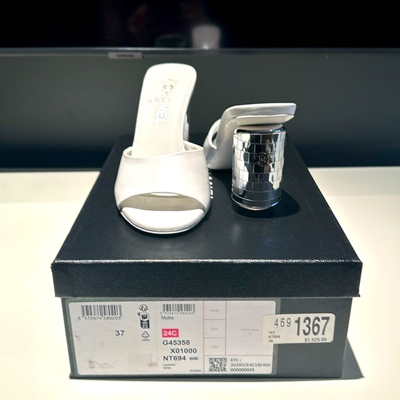 BRAND NEW NEVER WORN Chanel white leather mules with decorative heel! - Picture 1 of 11